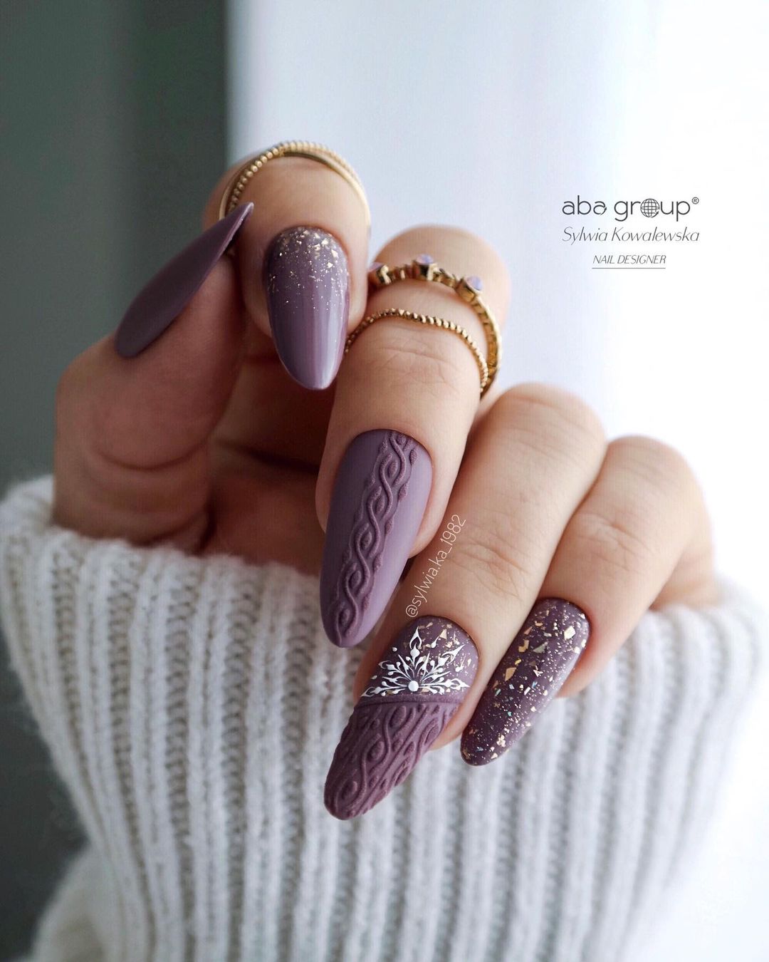 Round Nails with 3D Sweater Design