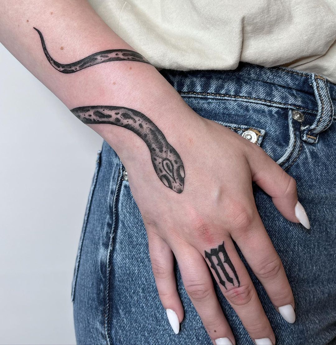50 Stunning Finger Tattoos Ideas & Designs - Tattoo Like The Pros