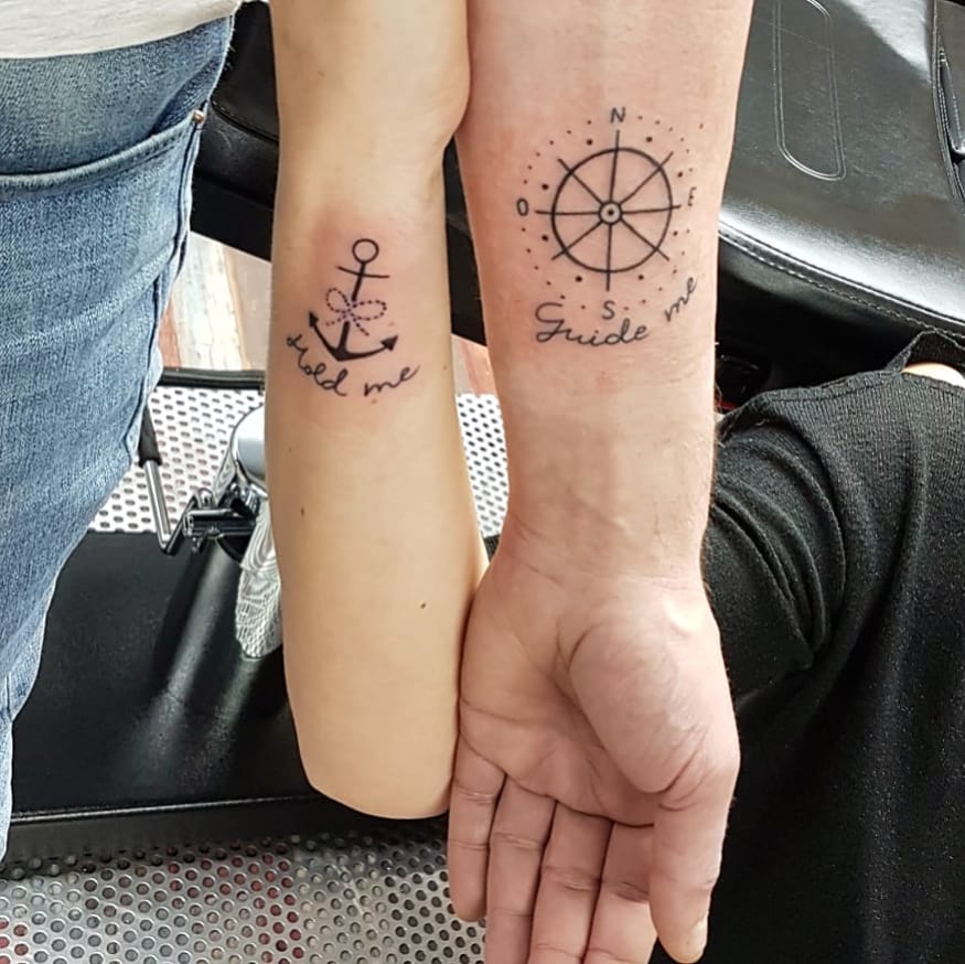 Projeto de tatuagem de casal âncora para firmeza