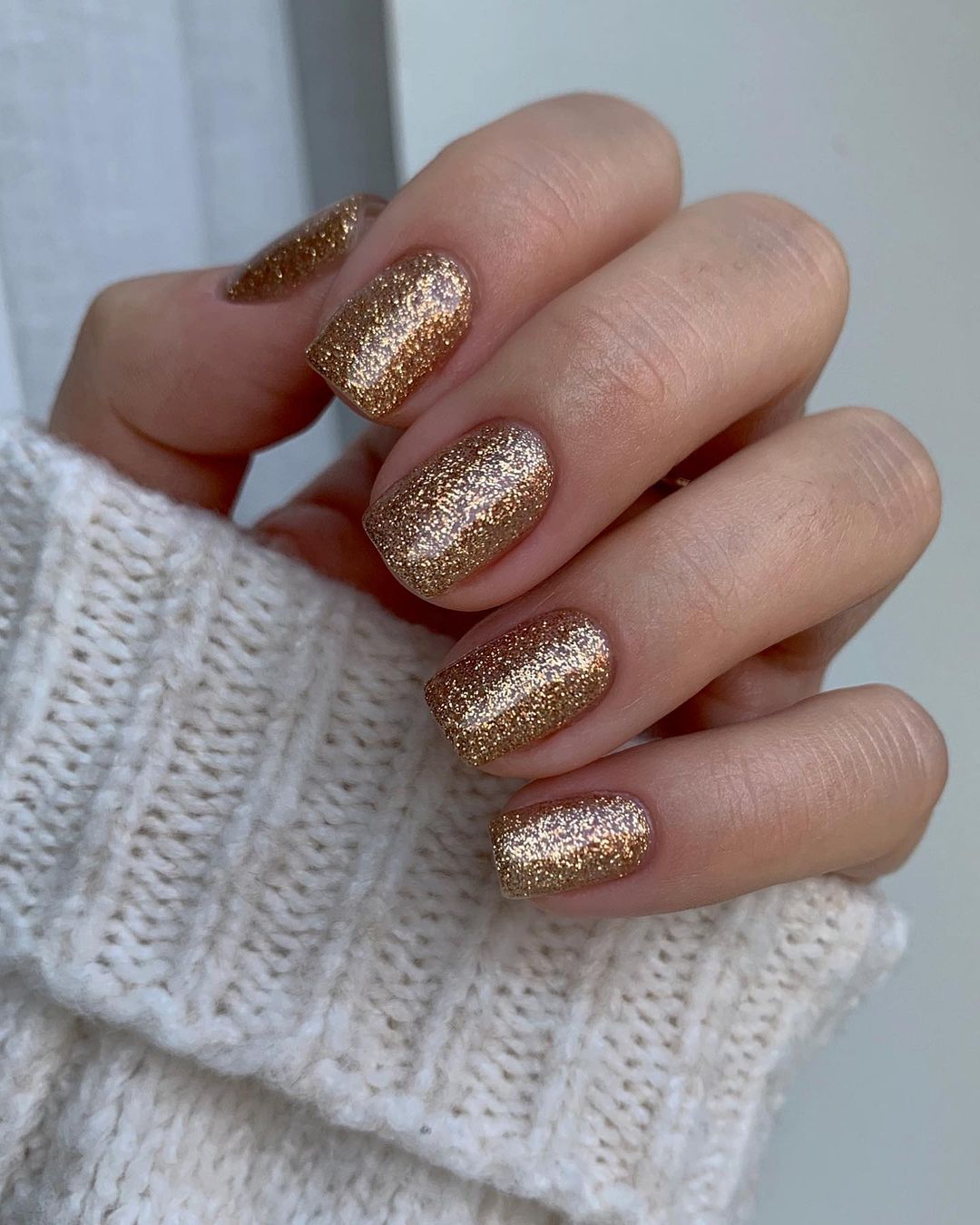 Short Sparkly Winter Nails