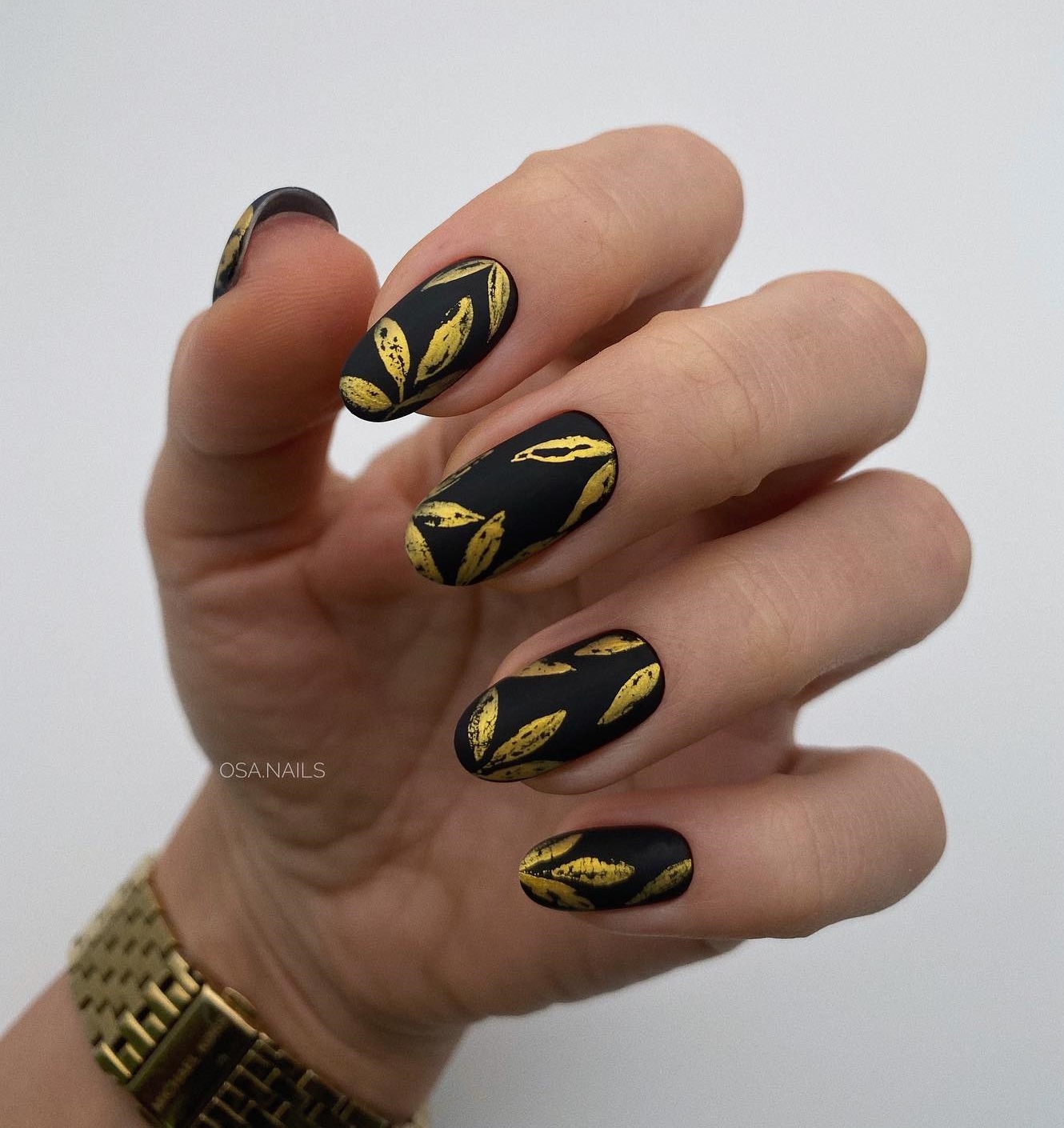 Round Black Matte Gold Nails