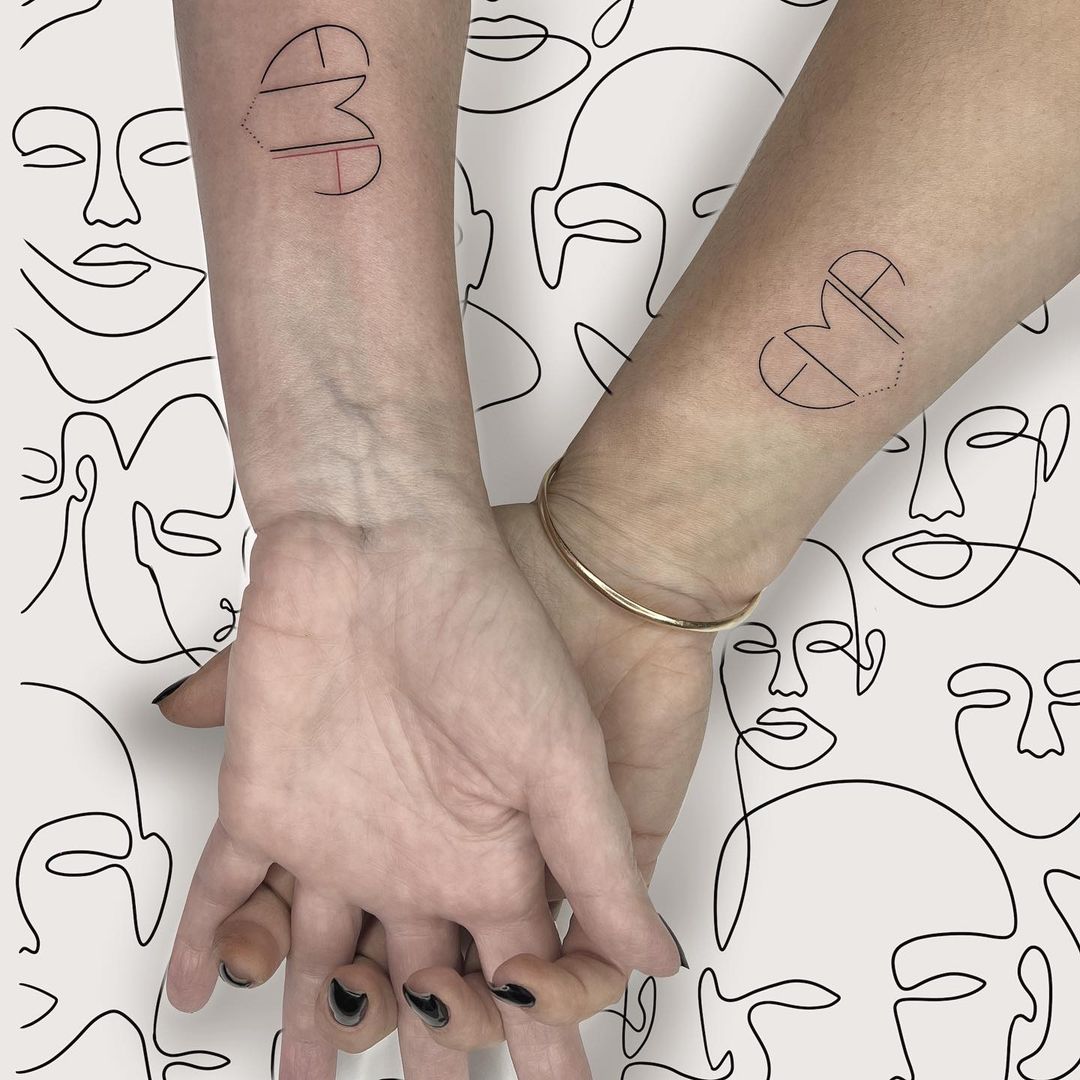 Design minimalista de tatuagem de casal com linhas nítidas e limpas
