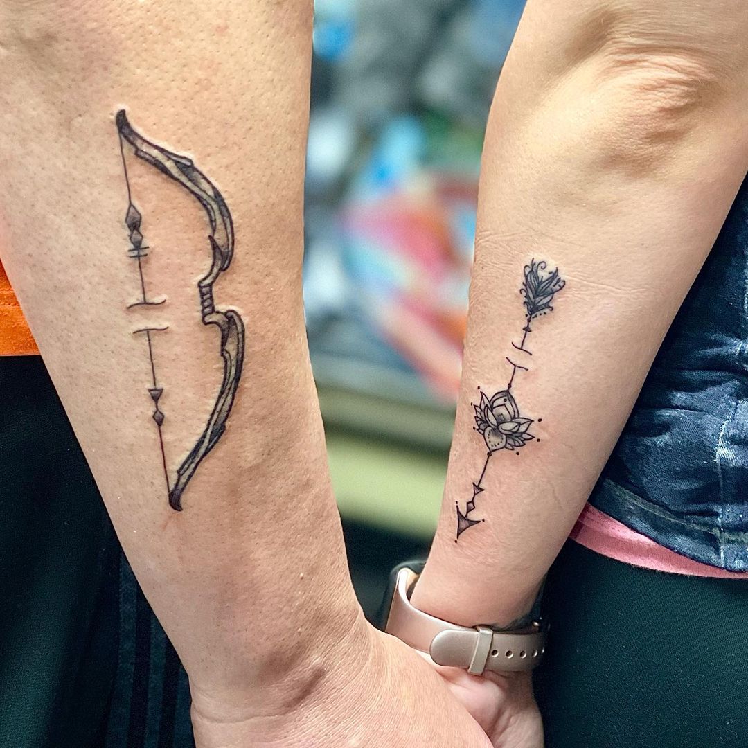 Desenho de tatuagem de casal de arco e flecha como cupido