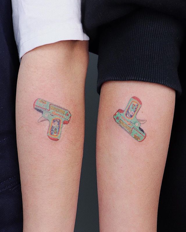 Estilo de tatuagem de casal angster para amor rebelde