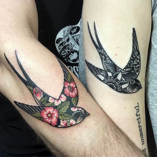Arte de tatuagem de casal de pássaros simbolizando liberdade e felicidade