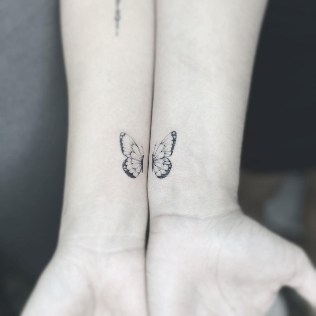 Design criativo de tatuagem de casal e símbolos enigmáticos