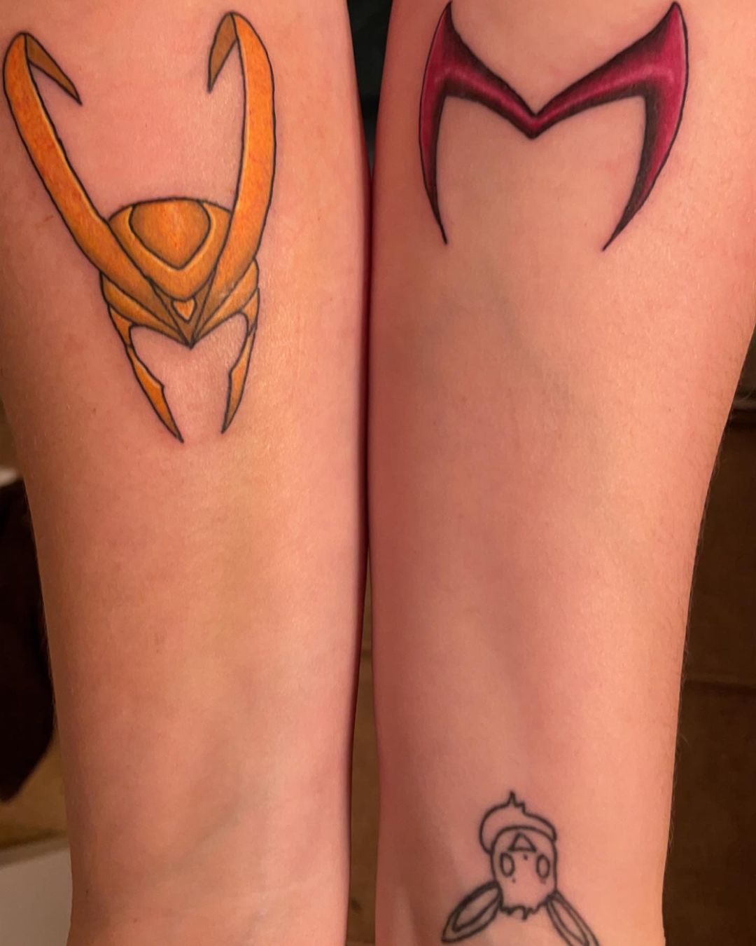 Design de tatuagem de casal da Marvel mostrando seu amor por super-heróis