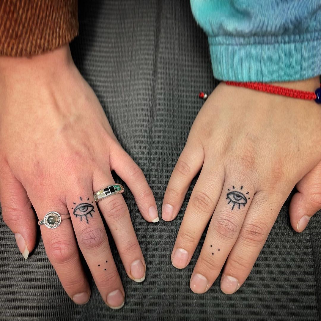 Desenhos de tatuagem de dedo de casal para um visual elegante e elegante