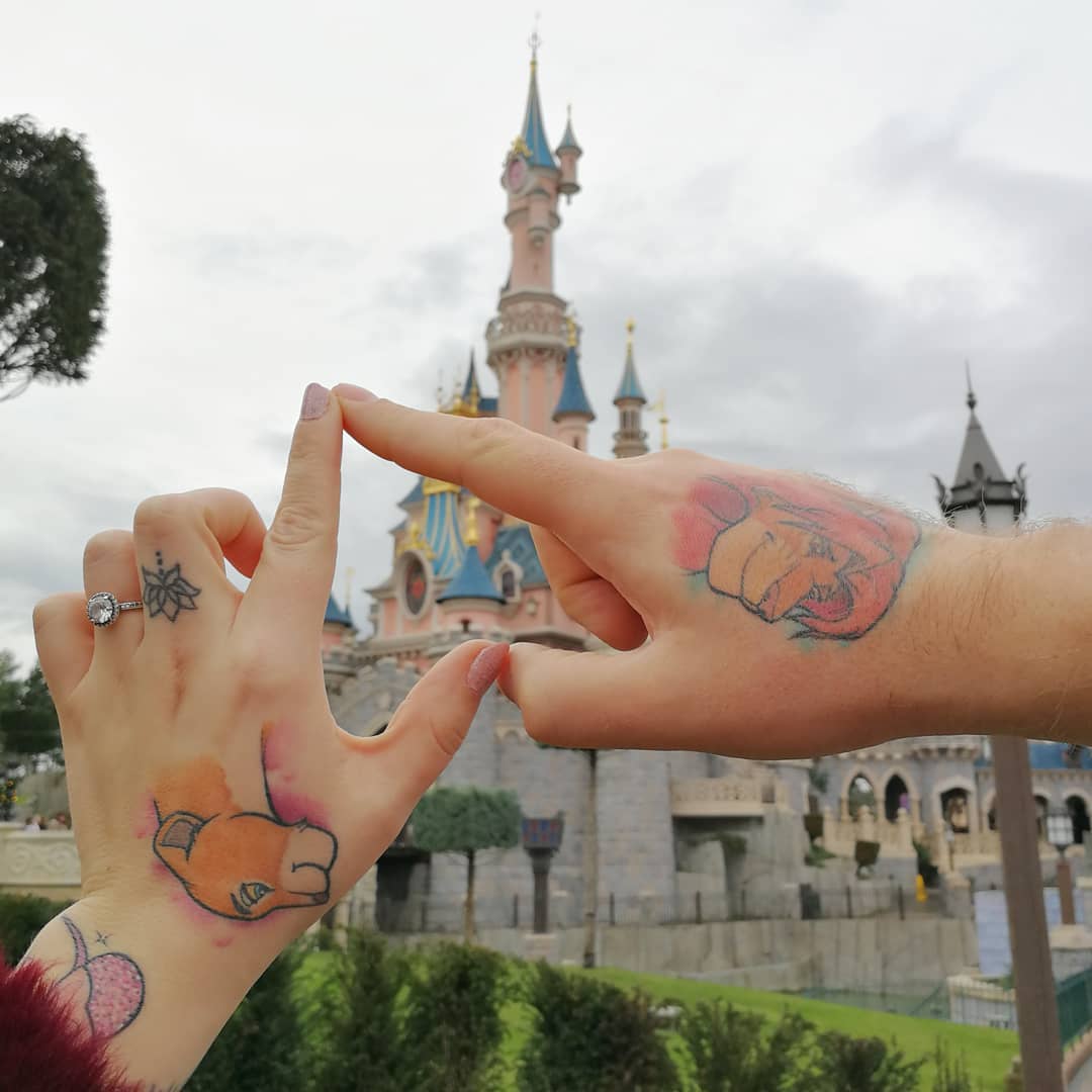 Desenhos de tatuagens de casais da Disney para relembrar a infância e a juventude