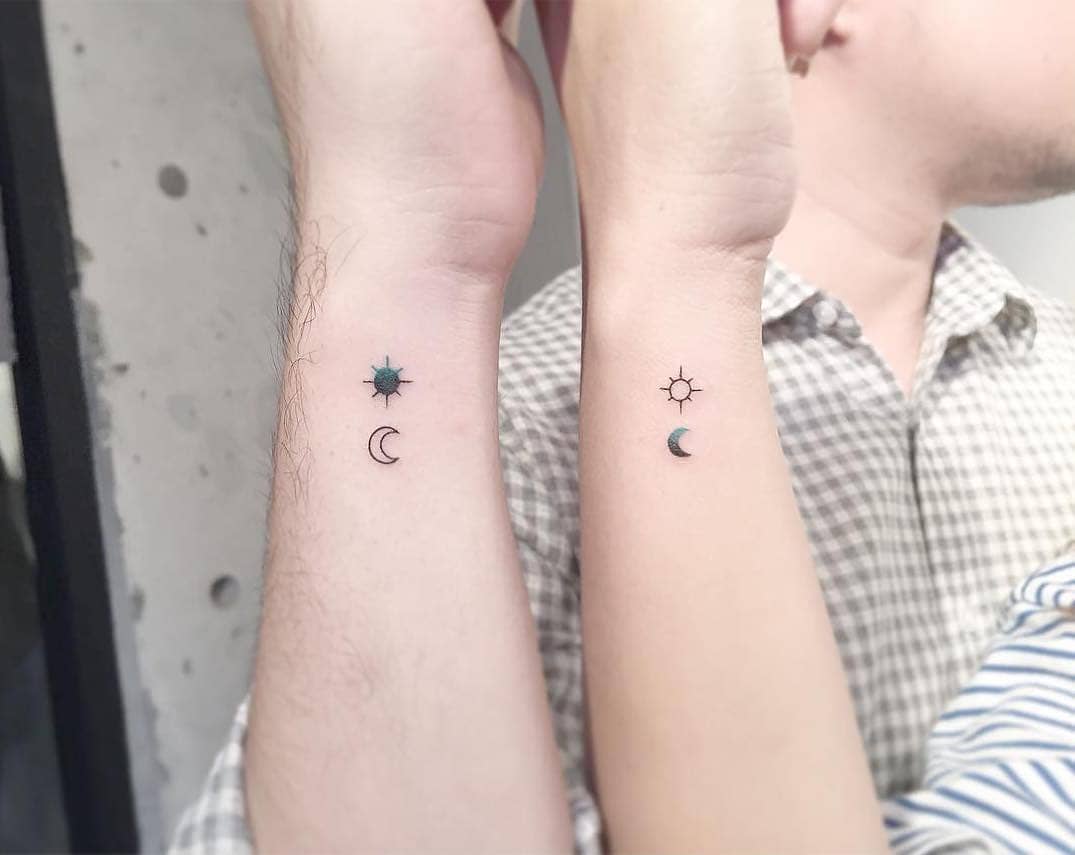 Desenhos de tatuagem de casal de sol e lua para simbolizar a atração dos opostos